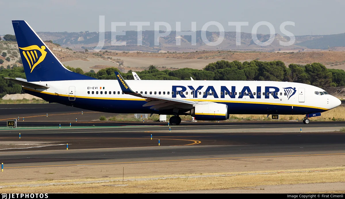 Ryanair UK EI-EVI B738