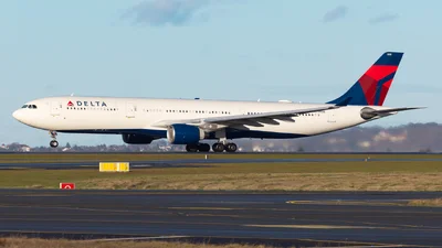 Delta Air Lines N819NW Airbus A330-323