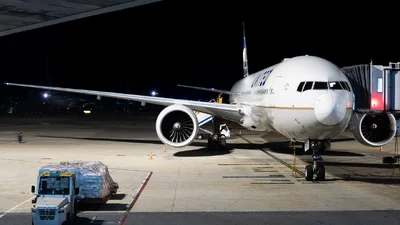United Airlines N2142U Boeing 777-322ER