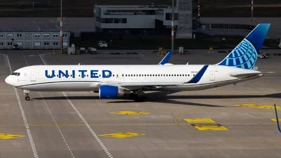 United Airlines N674UA Boeing 767-322(ER)