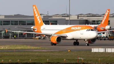 easyJet G-EZUR Airbus A320-214