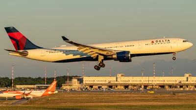 Delta Air Lines N826NW Airbus A330-302