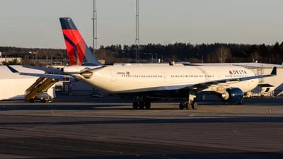 Delta Air Lines N817NW Airbus A330-323